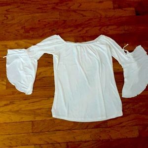 White top that flows! Good condition. Ties at arm.